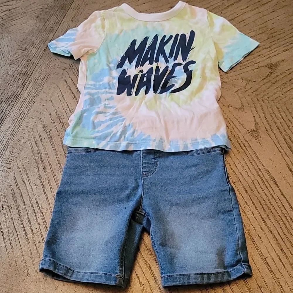 4T jean shorts and t shirt making waves 💚💙